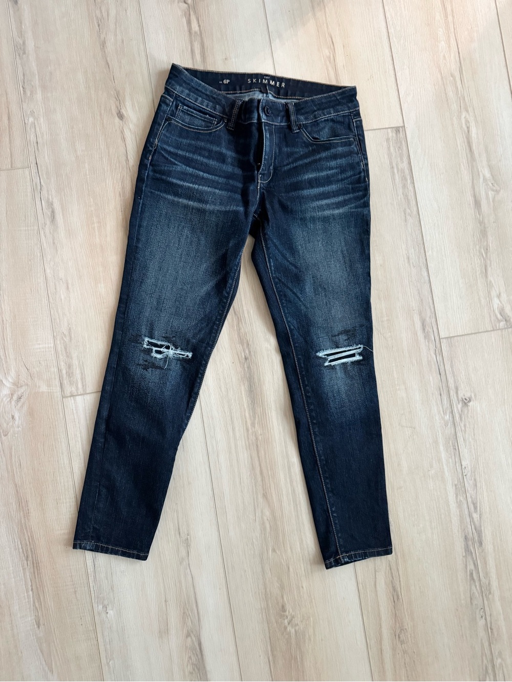 Women's White House Black Market The Skimmer Jeans. Distressed. Size 6p